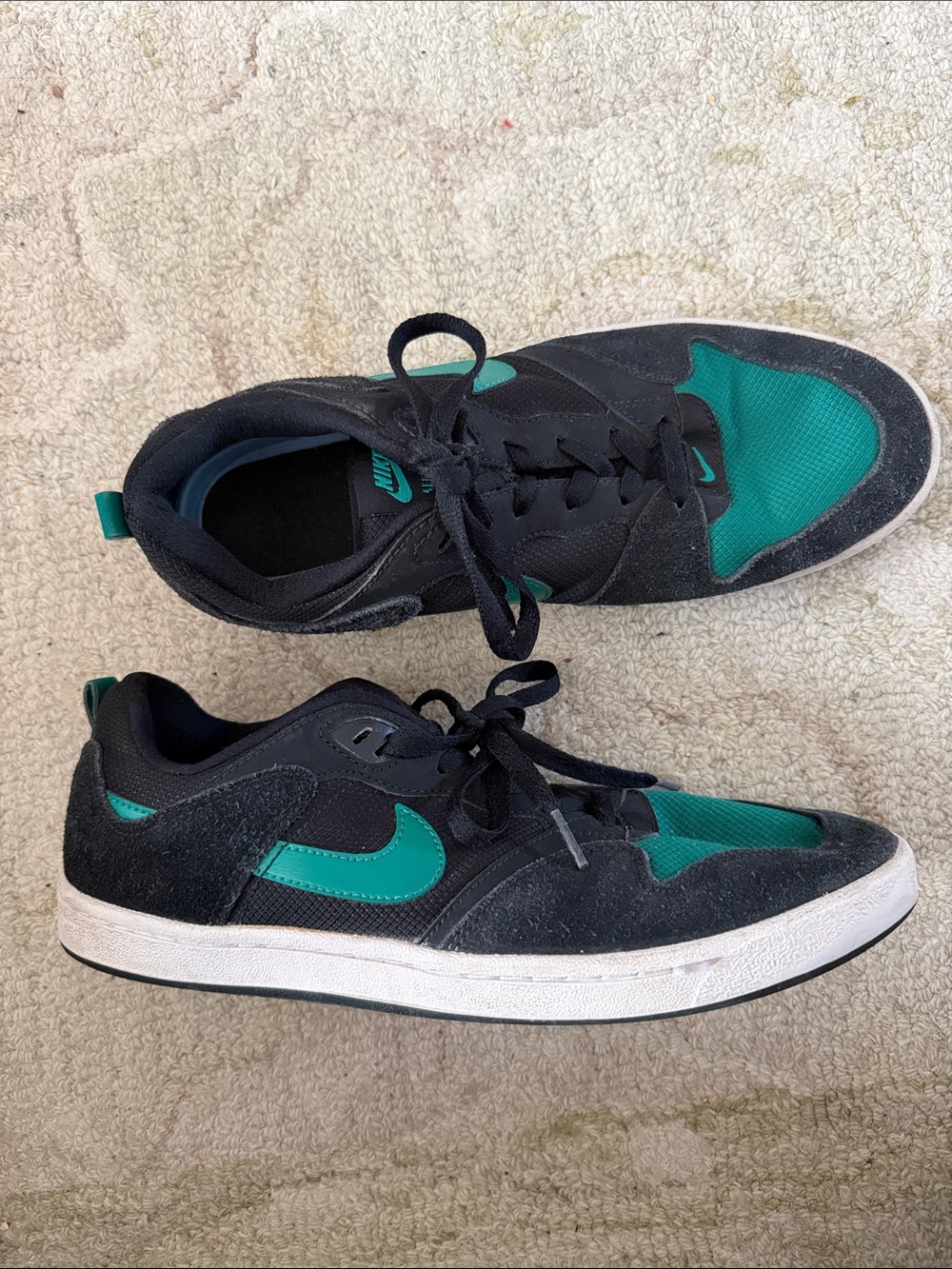 Nike Men’s Black & Teal Low-Top Sneakers